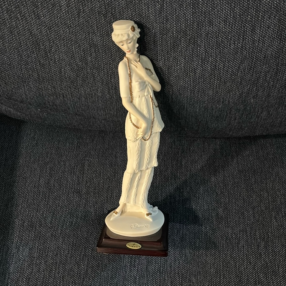Giuseppe Armani Lady with Chain Figurine